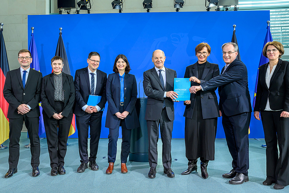 The Commission of Experts for Research and Innovation (EFI) presented its Report 2023 to German Federal Chancellor Olaf Scholz and Federal Minister of Education and Research, Bettina Stark-Watzinger. Photo credit: David Ausserhofer